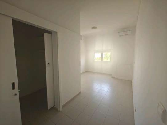 Appartement a louer point E image 4