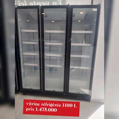 Vitrine réfrigérée 400L noire pour pâtisseries pro image 3