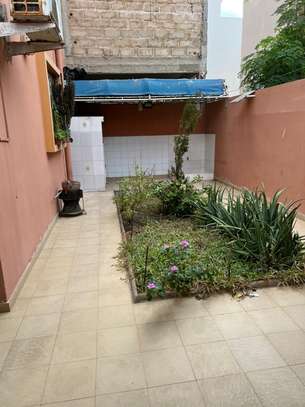 Villa R+2 à louer à la cité Alioune Sow image 4