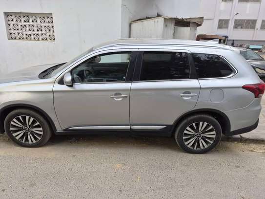 Mitsubishi Outlander SUV 2019 image 1