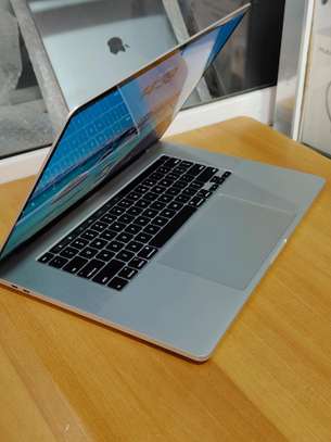 Apple MacBook Pro 15 pouces Argent Écran Large image 4