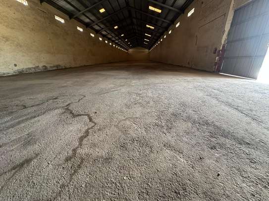 A LOUER Hangar 2800m2 image 5