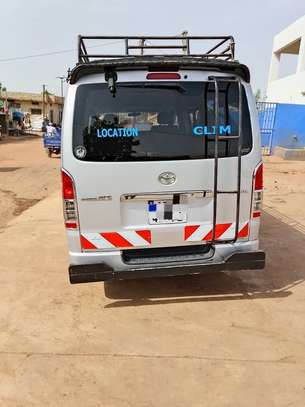 Toyota Hiace 12 places Argent avec galerie toit image 4