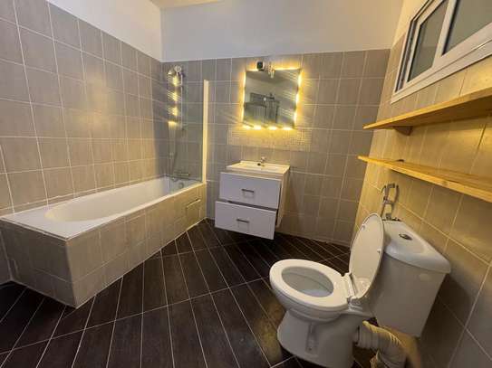 Appartement vide à louer à sotrack Mermoz image 8