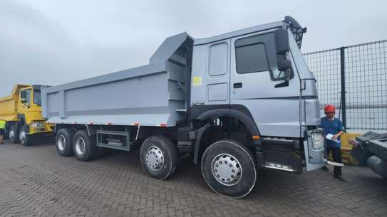 CAMION BENNE SINOTRUK HOWO 8x4 image 4