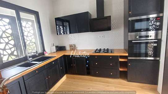 Villa R+1 meublée à louer à Saly image 3