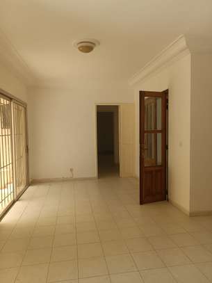 Villa R+1 de 4 chambres salon à NGOR image 8