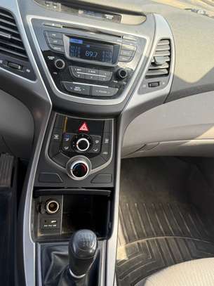 Je vend ma Hyundai Elantra 2016 Manuel essence image 13