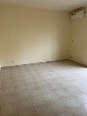 Villa R+2 à louer à la cité Alioune Sow image 8