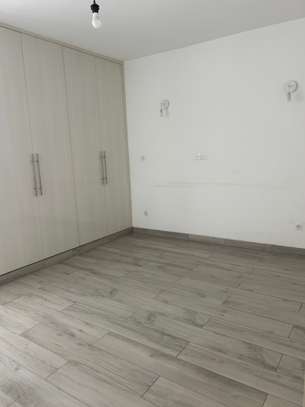 Appartement semi-équipé au point E image 7