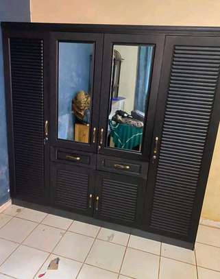 Armoire marron blanc et noire image 6