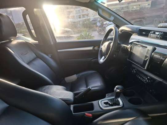 TOYOTA HILUX image 5