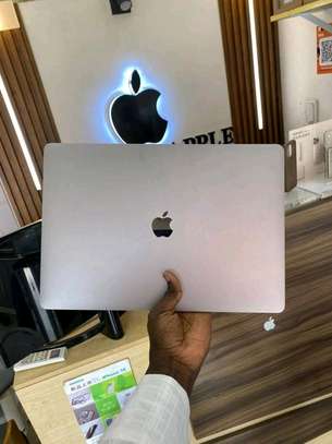 MacBook pro touch bar 2019 core i9 RAM 16 ssd 1tera image 2