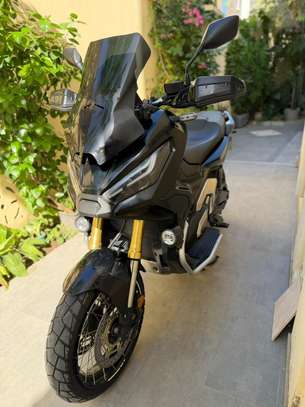 Honda X-ADV touring noir fourche inversée dorée image 2