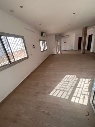 showroom  avec deux portes à louer aux almadies image 3