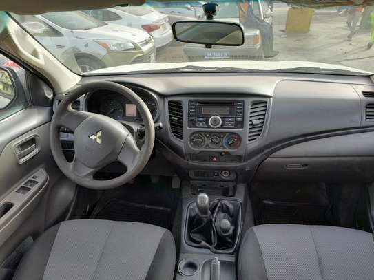 Mitsubishi l200 2018 image 9