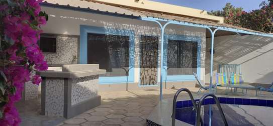 Maison avec piscine privée et terrasse couverte image 1