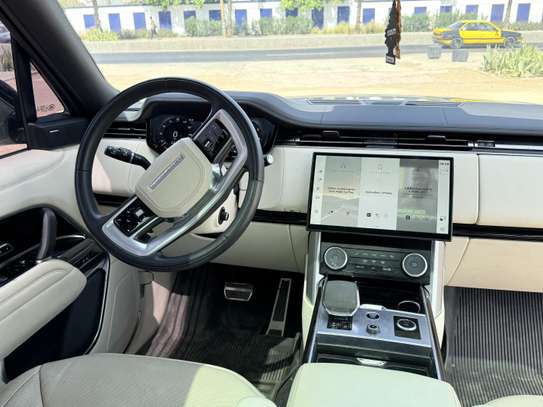 2023 Land Rover P400 image 10