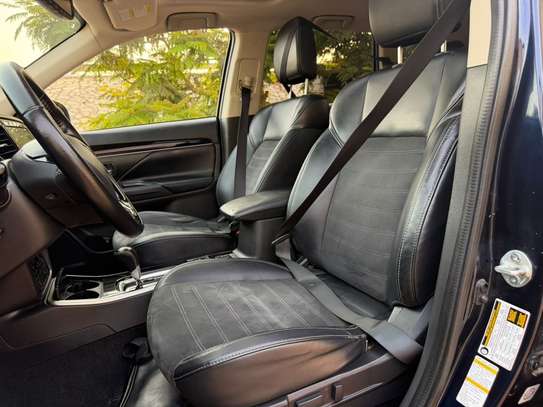 MITSUBISHI OUTLANDER image 3