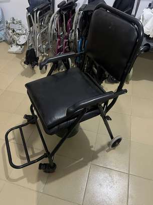 Chaise roulante avec pot image 2