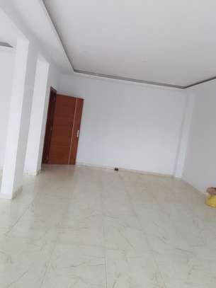 Appartement lumineux avec balcon et grandes baies vitrées image 2