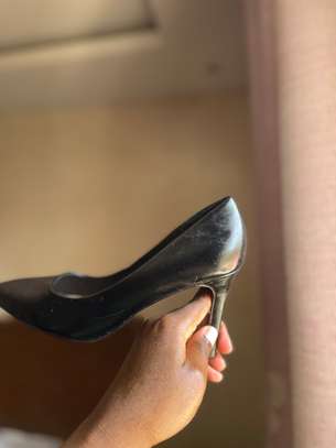 Chaussures talons noirs élégants silhouette affinée image 1