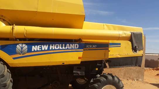 MOISSONNEUSE-BATTEUSE NEW HOLLAND TC5.30 image 2