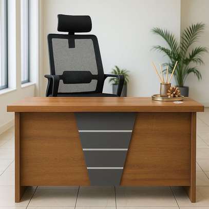 Bureau de direction bois clair 3 tiroirs design épuré image 3