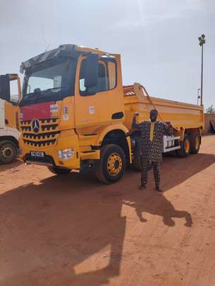 Mercedes camion benne jaune gros volume fiable image 1