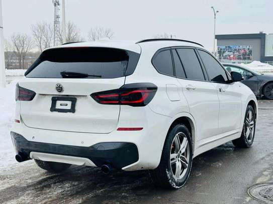 BMW X1 SUV compact blanc capot noir image 9