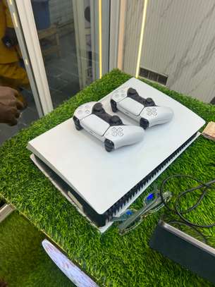 Sony PS5 Blanche avec 2 manettes DualSense image 1