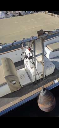 Bateau robuste avec console et échelle image 2