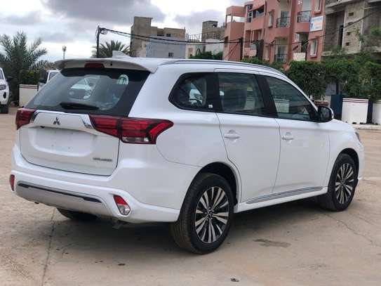 Mitsubishi Outlander 2022 image 2