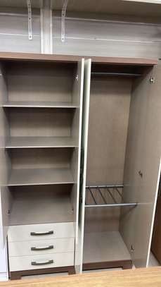 Armoire blanche 6 portes 4 tiroirs bois robuste image 8