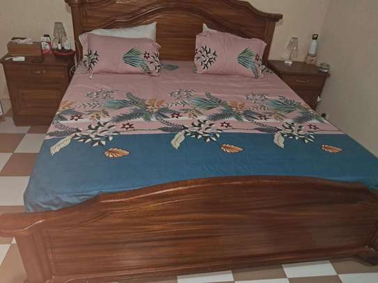 Lit double bois massif avec 2 tables de chevet image 1