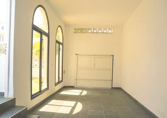 Villa 4 Chambres à Louer – Almadies, Résidence Sécurisée image 8