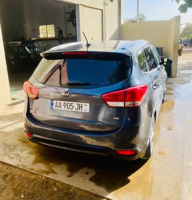 Kia Rondo image 2