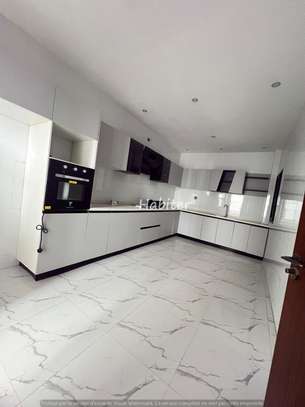 Immeuble R+8 tout neuf à louer à la cité Keur Gorgui, image 1