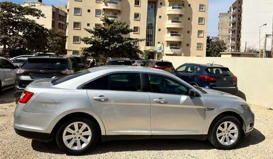 Ford Taurus image 4