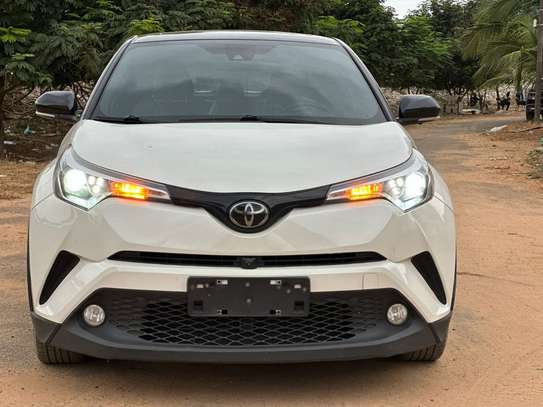 Toyota C-HR hybride SUV compact blanc économique image 1