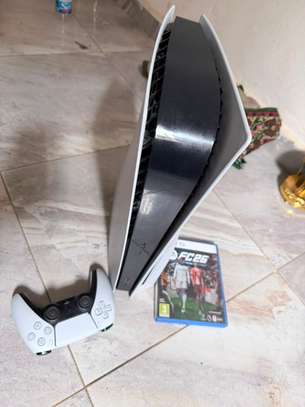 PS5 standard avec manette et FC 26 image 2