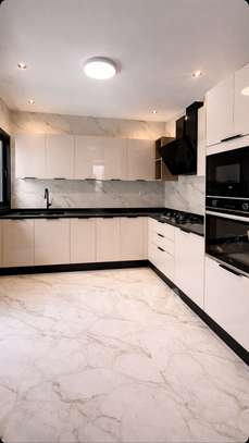 F4 haut standing – 170 m² – Résidence premium aux Almadies image 7