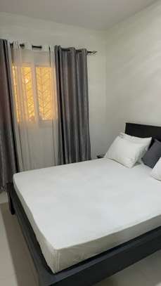 Appartement meublé de 3 chambres. Salon.à louer image 5