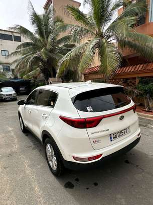 Kia Sportage blanc SUV spacieux et fiable image 7