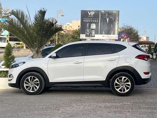 Hyundia Tucson image 2