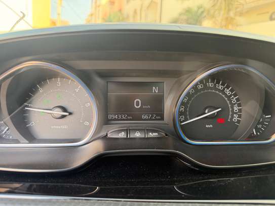 Peugeot 2008 image 8