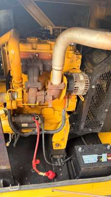 Moteur diesel industriel jaune avec batterie intégrée image 4