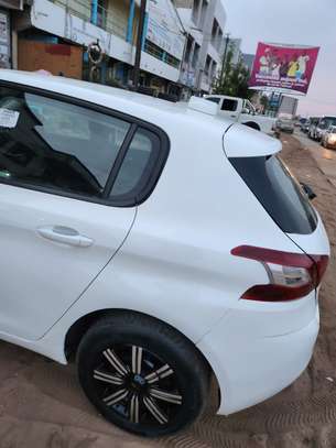 Berline compacte blanche faible kilométrage économique image 11