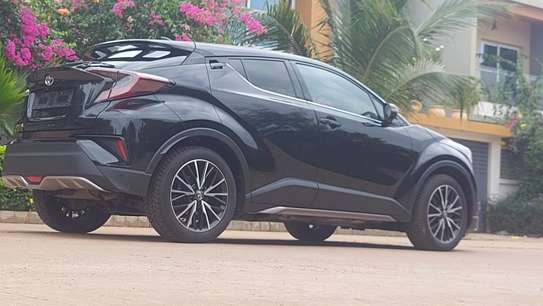 Toyota C-HR SUV compact noir jantes alliage sport image 7