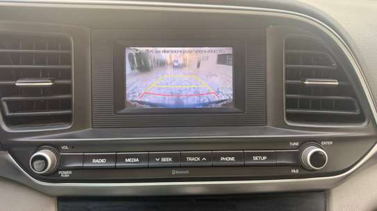 Hyundai Elantra image 6